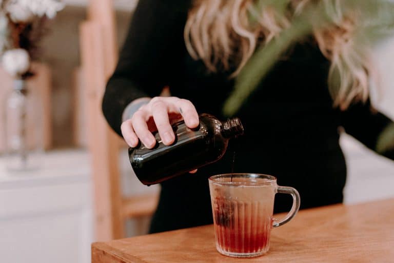 Boisson réconfortante au sirop de sureau