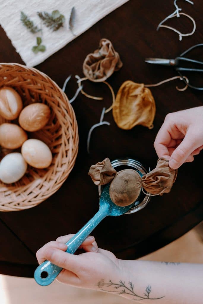 Oeufs de Pâques à décor végétal aux pelures d'oignon - Recette par Diana