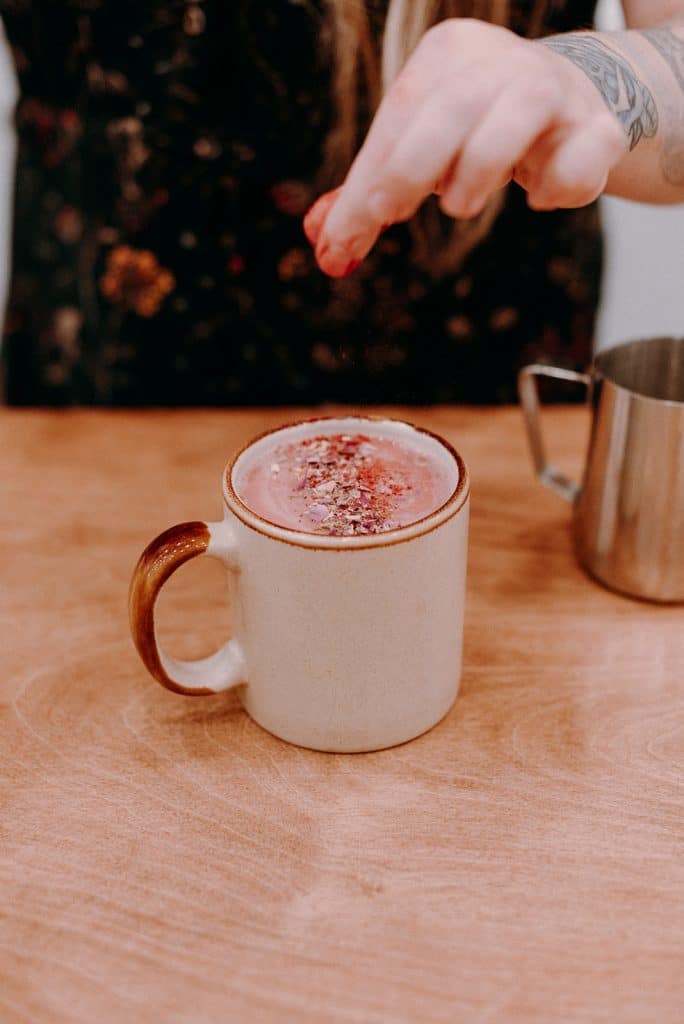 Latté nocturne à la rose et à la camomille