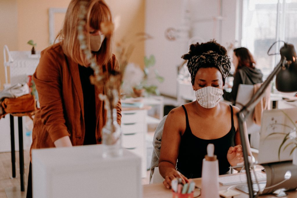Maskné: 7 astuces pour réduire les éruptions dues au couvre-visage