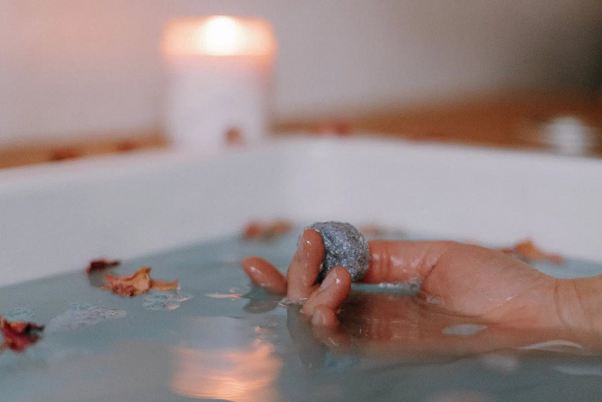 Bombes de bain au pois bleu - Les Mauvaises Herbes