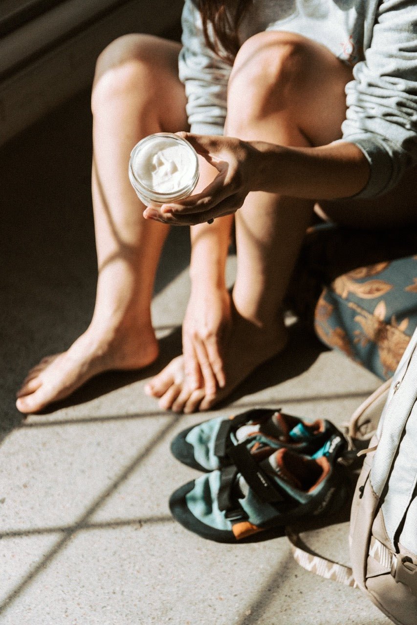 Crème pour pieds qui puent ou qui craquent - Les Mauvaises Herbes