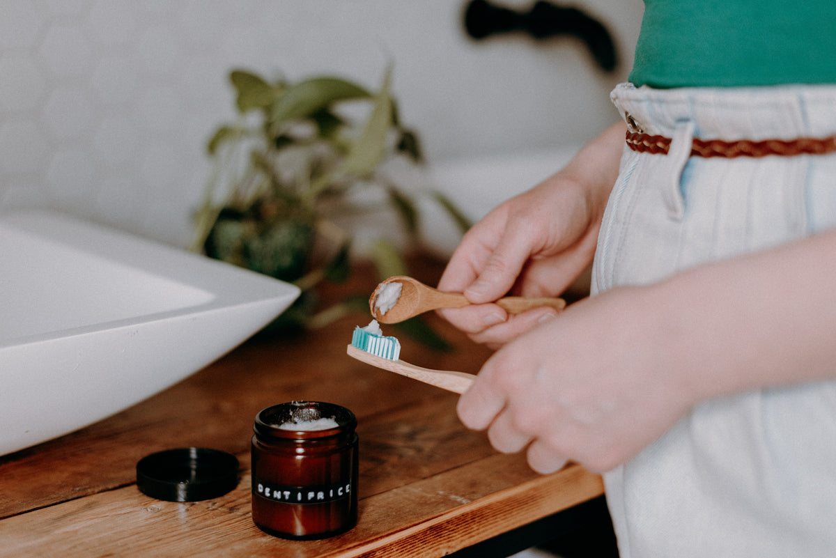 Dentifrice maison simple - Les Mauvaises Herbes