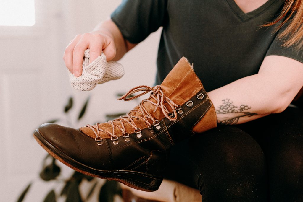 Entretenir ses chaussures et bottes en cuir - Les Mauvaises Herbes