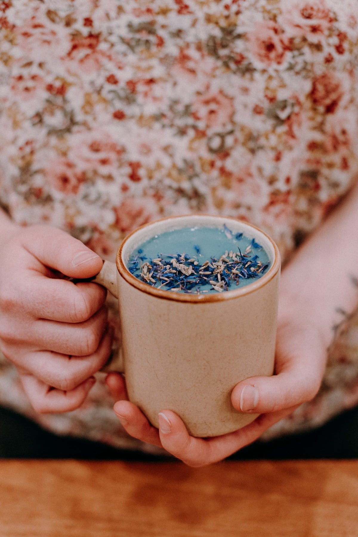 Latté nocturne à la lavande et au basilic sacré - Les Mauvaises Herbes