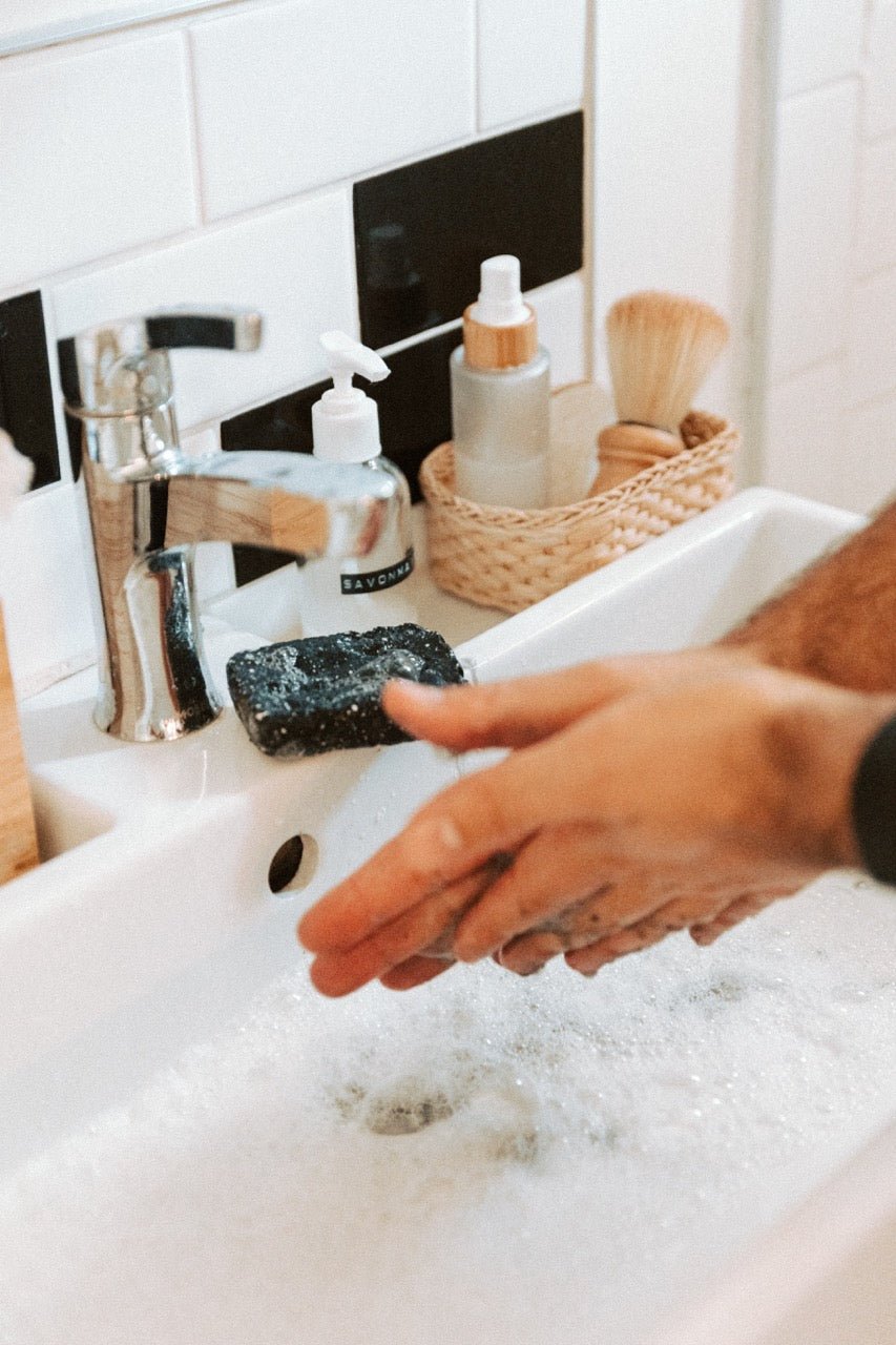 Shampoing solide pour barbe au charbon et pin blanc - Les Mauvaises Herbes