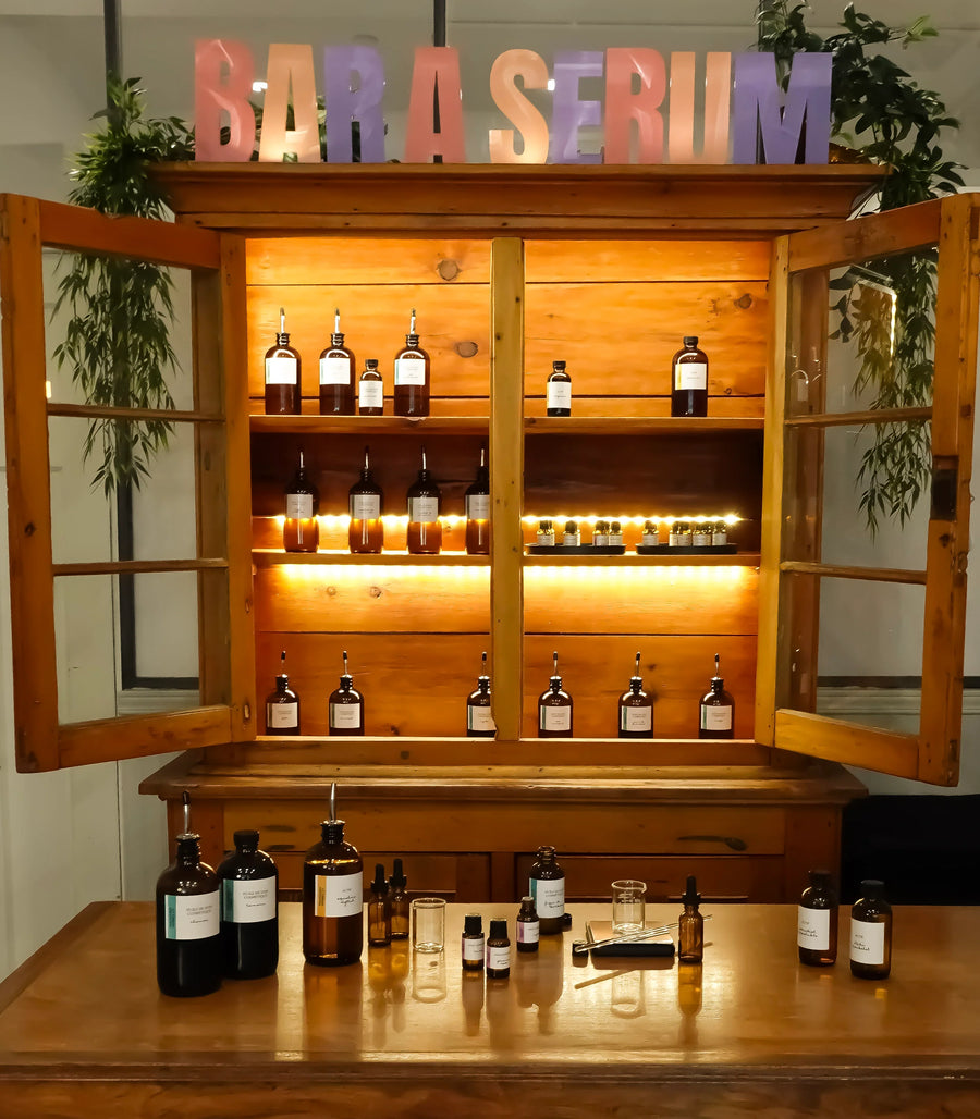 Le bar à sérum de la boutique, avec ses bouteilles ambrées
