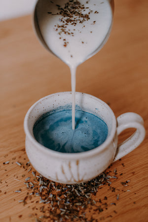 Latté nocturne bleu - lavande et basilic sacré - Les Mauvaises Herbes