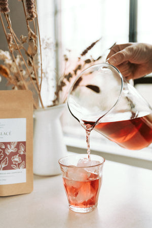 Thé glacé - hibiscus et mélisse - Les Mauvaises Herbes