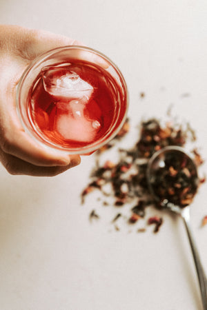 Thé glacé - hibiscus et mélisse - Les Mauvaises Herbes