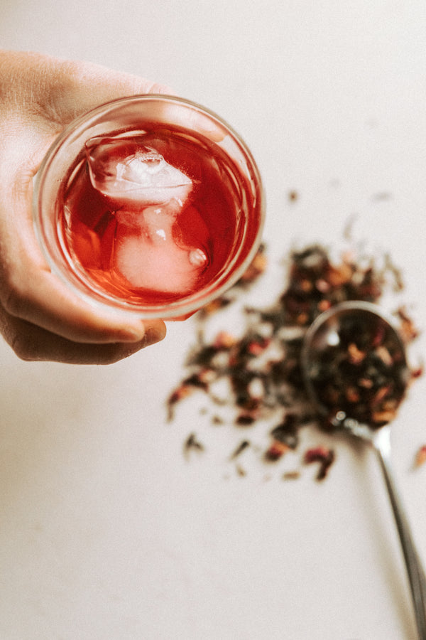 Thé glacé - hibiscus et mélisse - Les Mauvaises Herbes